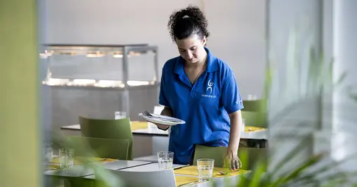 Arbeitsplätze mit IV Rente mit Menschen Hauswirtschaft Cafeteria Aufdecken Tischen Diana