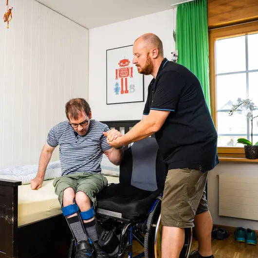 Kinaesthetik Transfer von Rollstuhl auf Bett