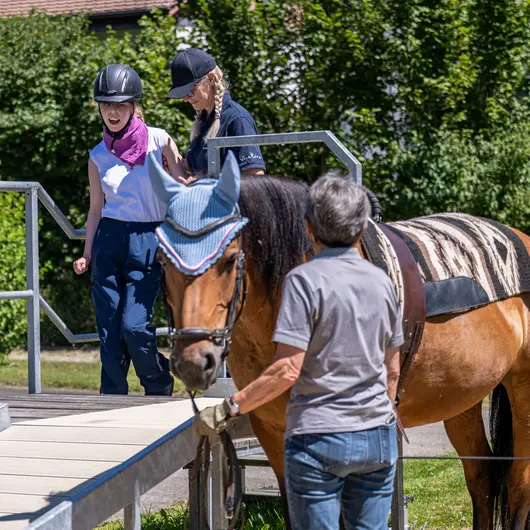 Hippotherapie Pferd mit Menschen